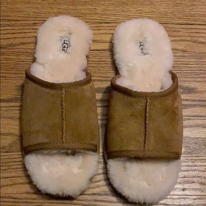 UGG SLIPPERS ❤️ NEW NEVER WORN ❤️